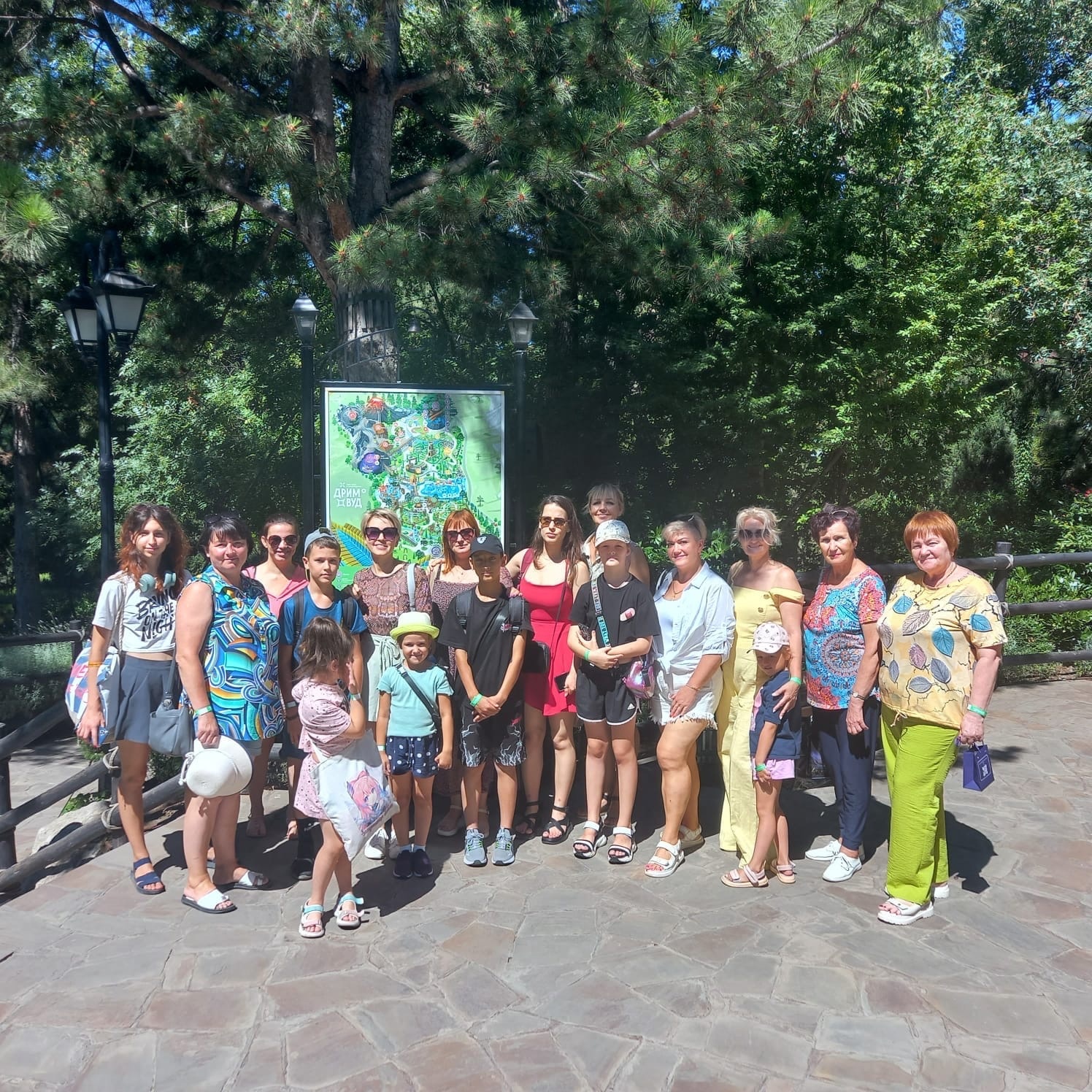 Участники Совета жён и матерей воинов-участников СВО посетили тематический парк Дримвуд в Ялте
