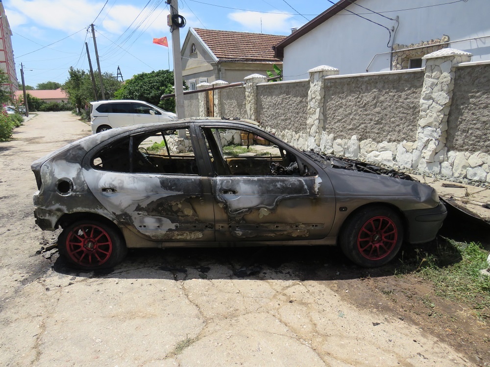 Бросил окурок в багажник: в Крыму мужчина сжег помешавший ему автомобиль