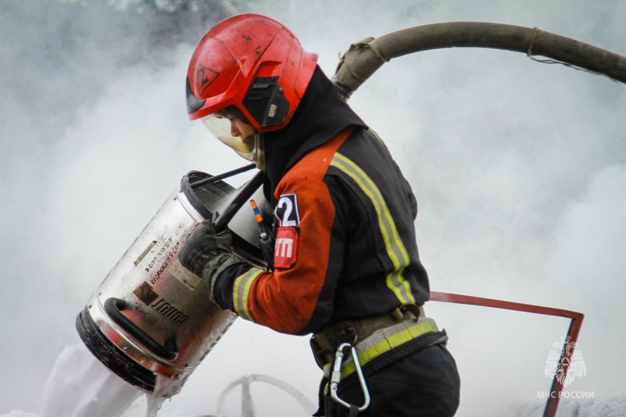 Спасатели ликвидировали пожар в двухэтажном доме в Евпатории