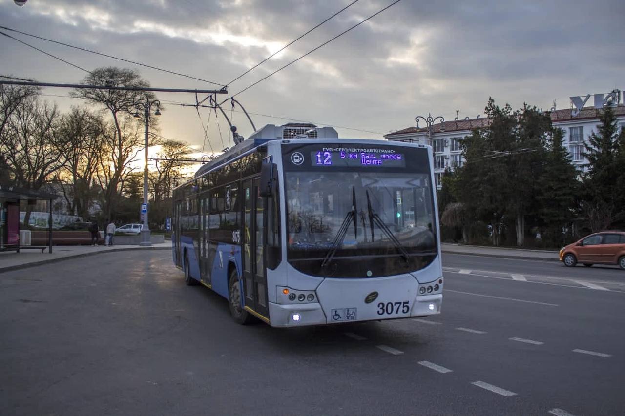В Севастополе девочку зажало дверьми в троллейбусе