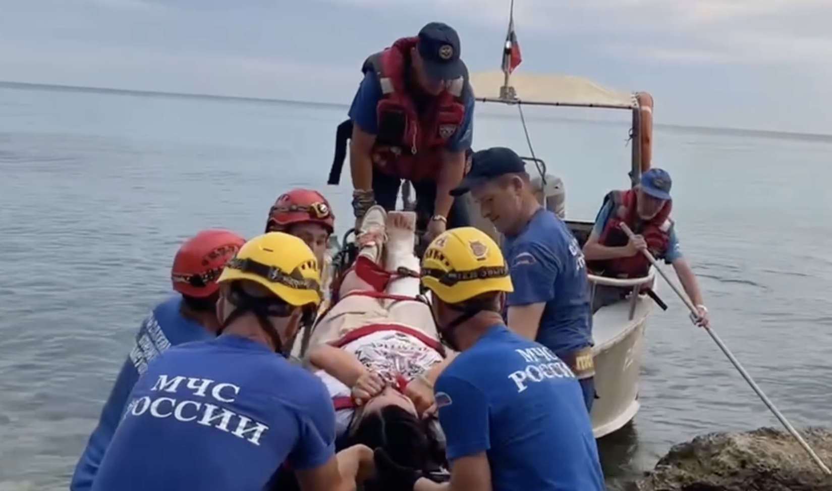 В Севастополе спасатели эвакуировали женщину со сломанной ногой с пляжа на мысе Фиолент