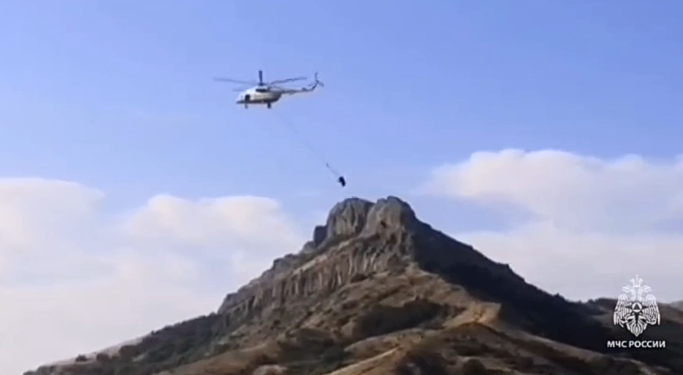 В Крыму спасатели продолжают бороться с огнем в Карадагском заповеднике: привлечен еще один вертолет МЧС