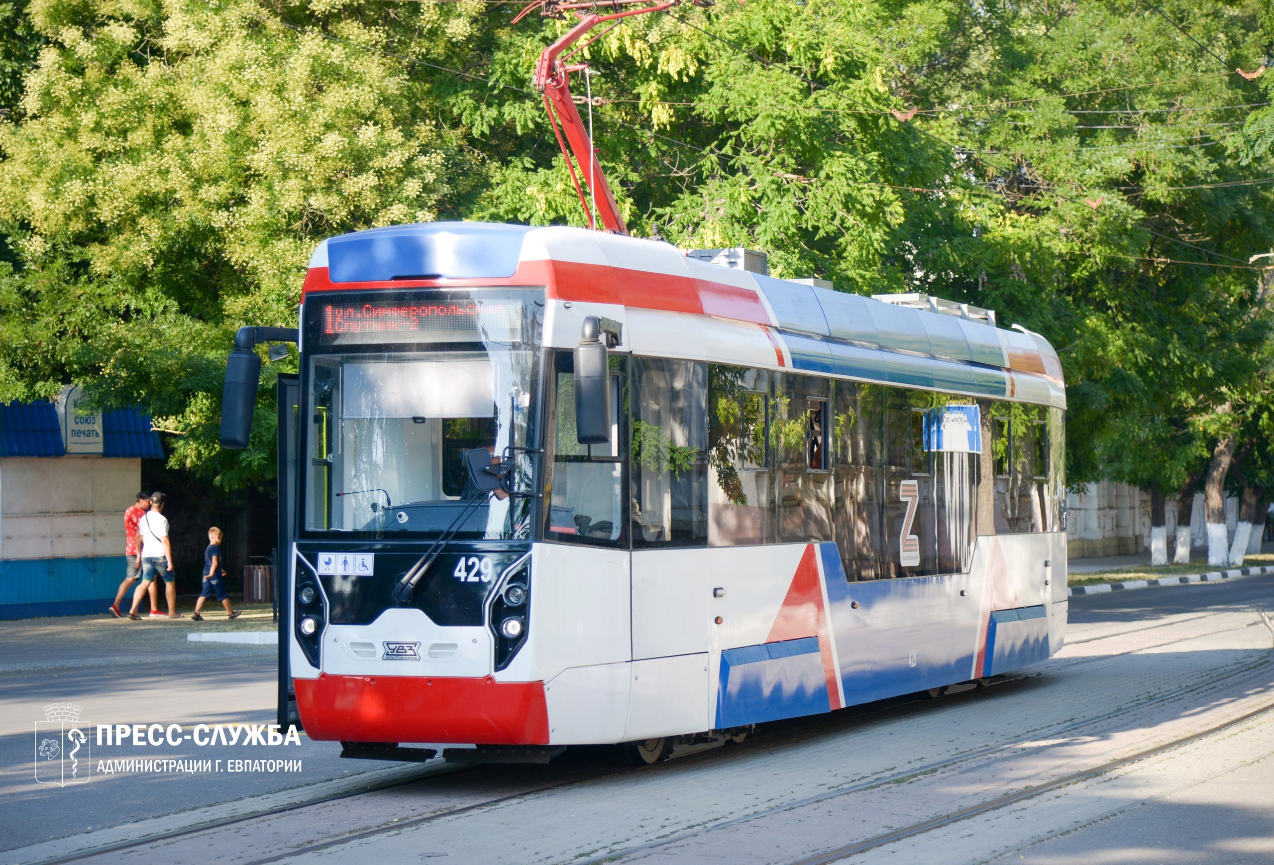 В Евпатории из-за сильного ветра остановили работу трамваев