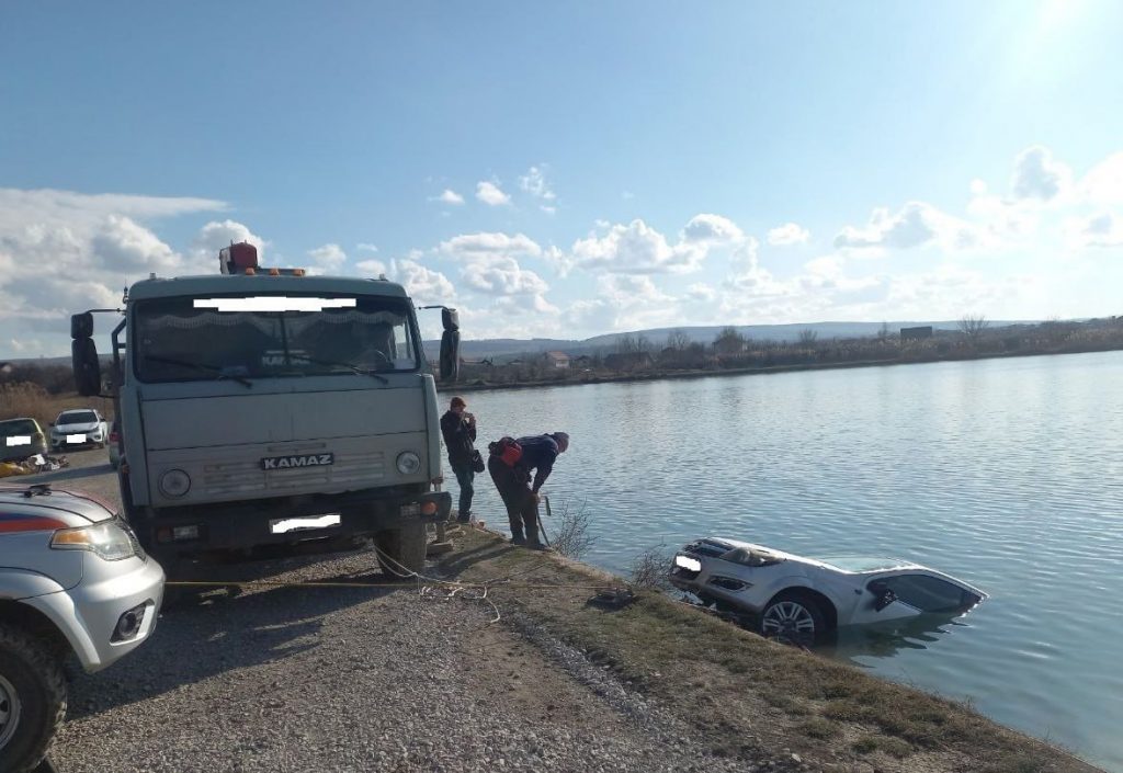 Ушел на пятиметровую глубину: под Симферополем легковой автомобиль утонул в водоеме