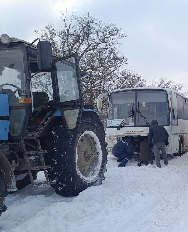 За выходные в Крыму автомобилисты массово попали в снежную ловушку, привлекали спасателей