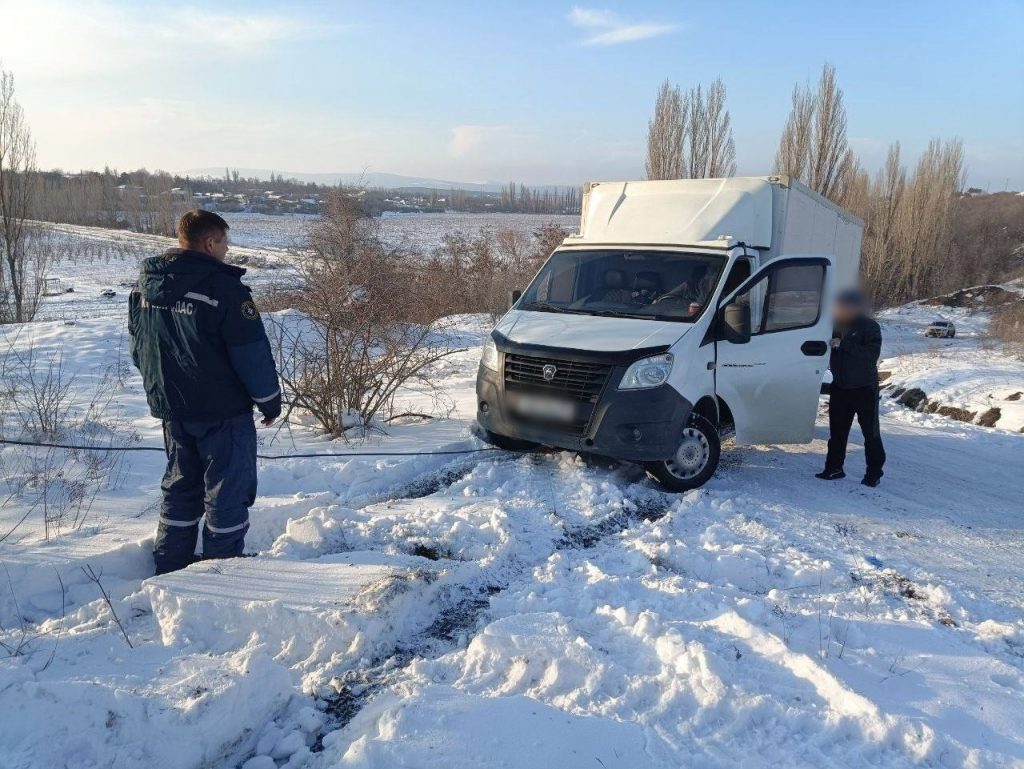 В Крыму спасатели извлекли "ГАЗель" из снежного плена