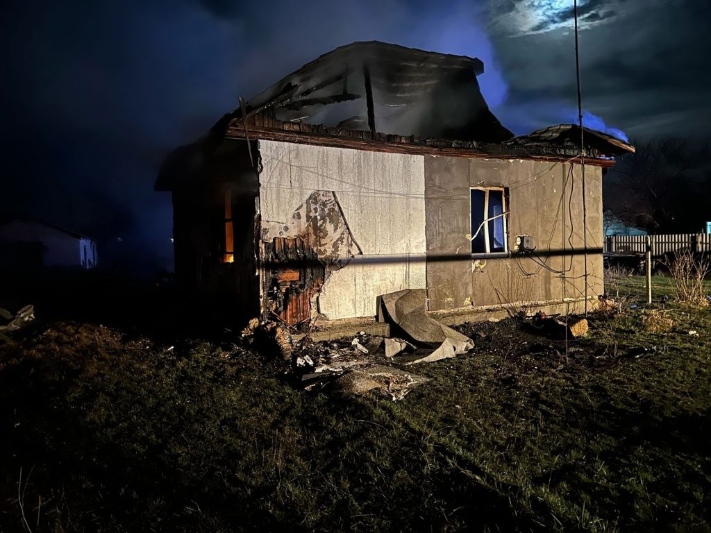 В Крыму при пожаре в частном доме погибли два человека, СК проводит проверку