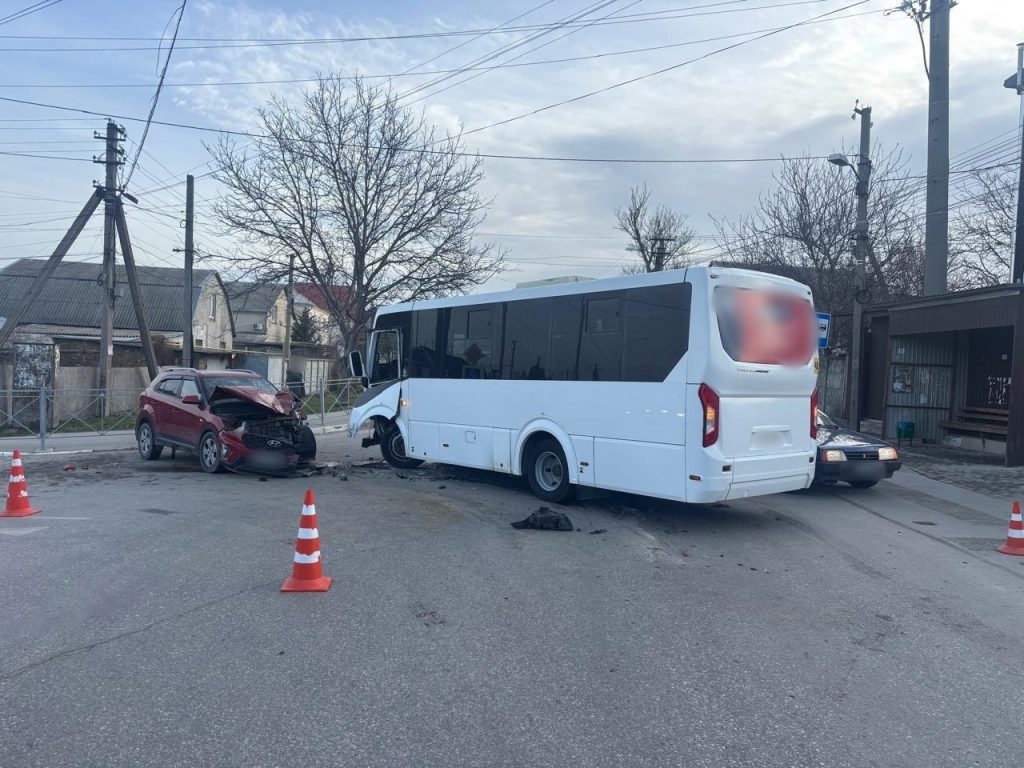 В Симферополе иномарка влетела в автобус, пострадали три человека