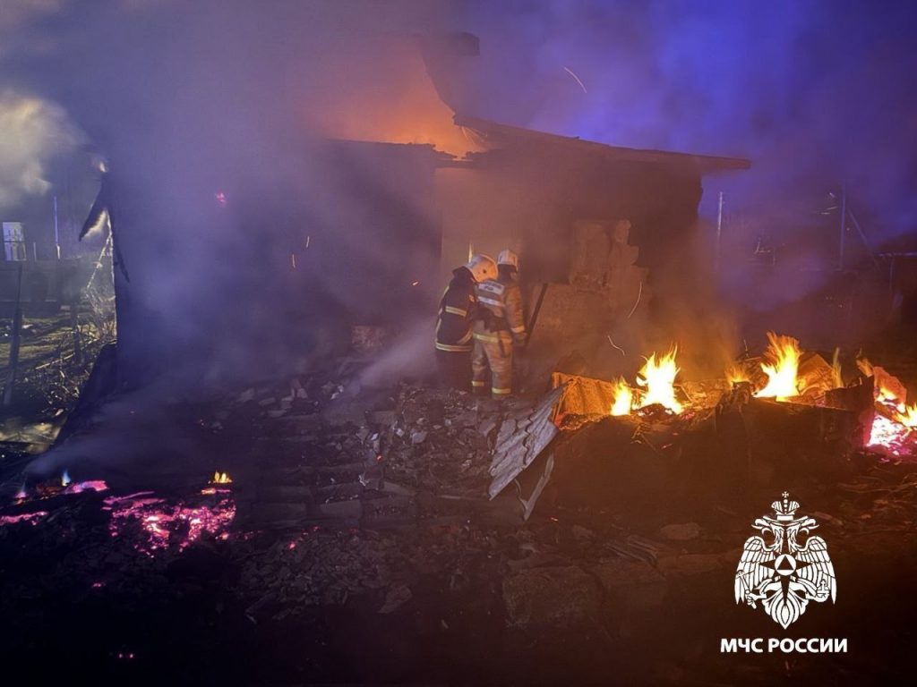 В Крыму при пожаре в частном доме погибли два человека, СК проводит проверку