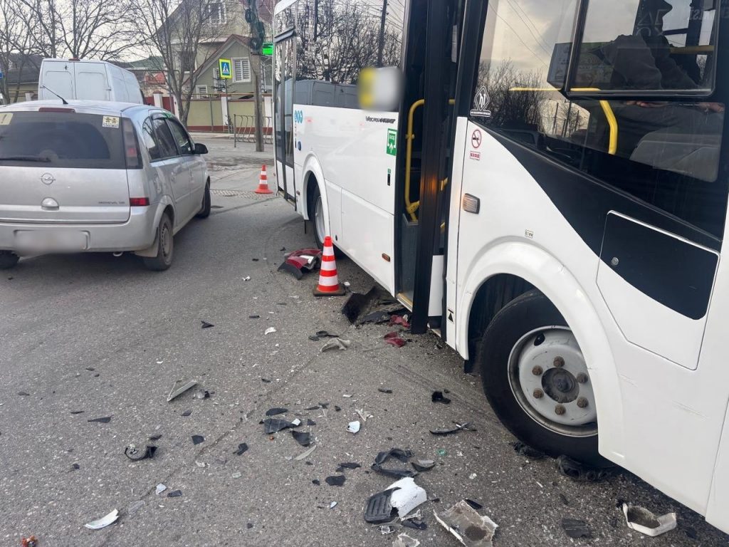 В Симферополе иномарка влетела в автобус, пострадали три человека