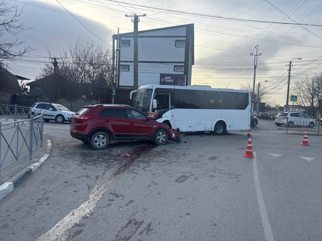 В Симферополе иномарка влетела в автобус, пострадали три человека