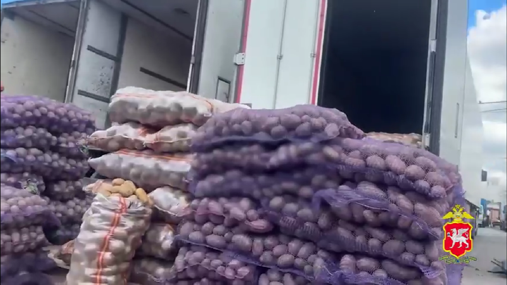 В Крыму дальнобойщики украли у оптовой компании две фуры картофеля на три миллиона рублей