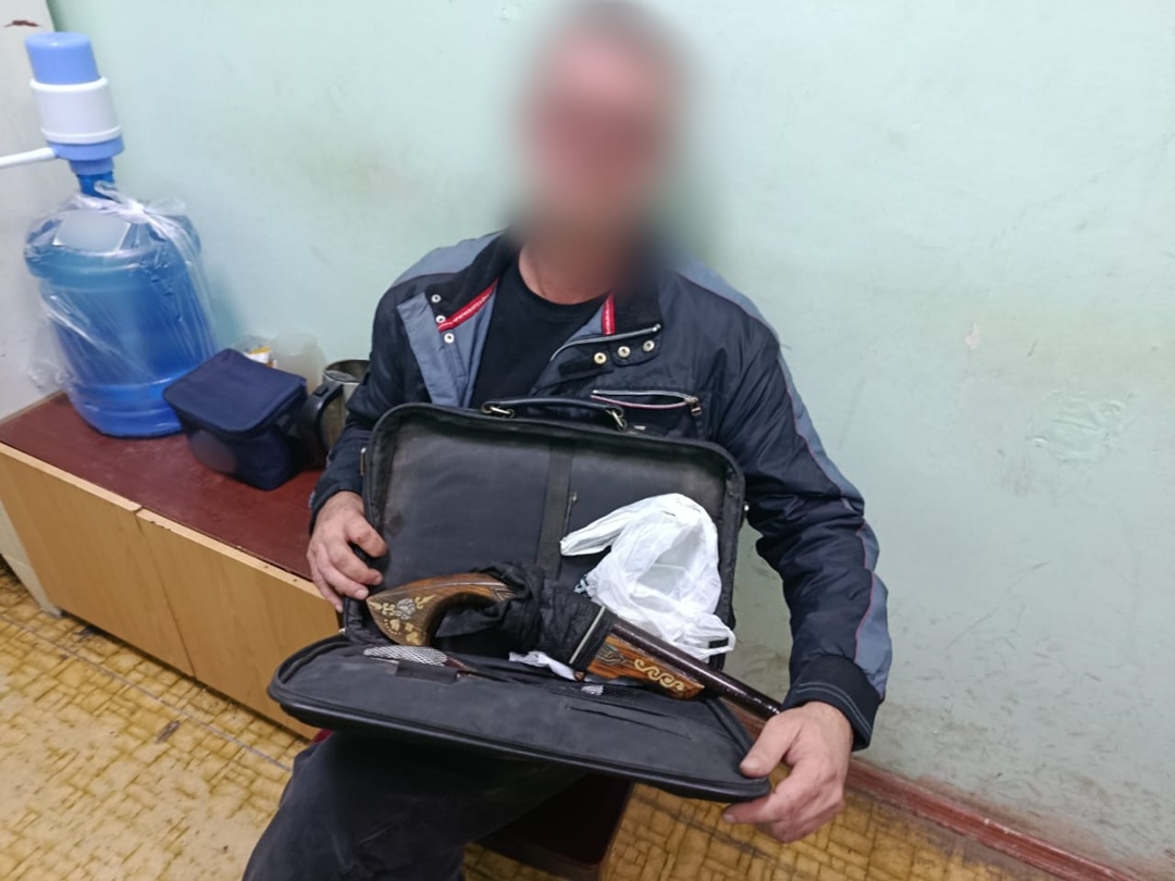 Пришел «трудоустраиваться»: в Симферополе пьяный мужчина с ружьем напал на офис управляющей компании