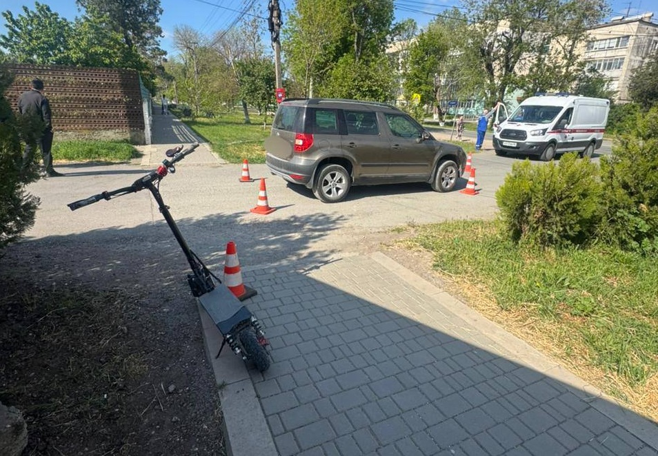 В Крыму 12-летний мальчик на самокате влетел в иномарку — он в больнице