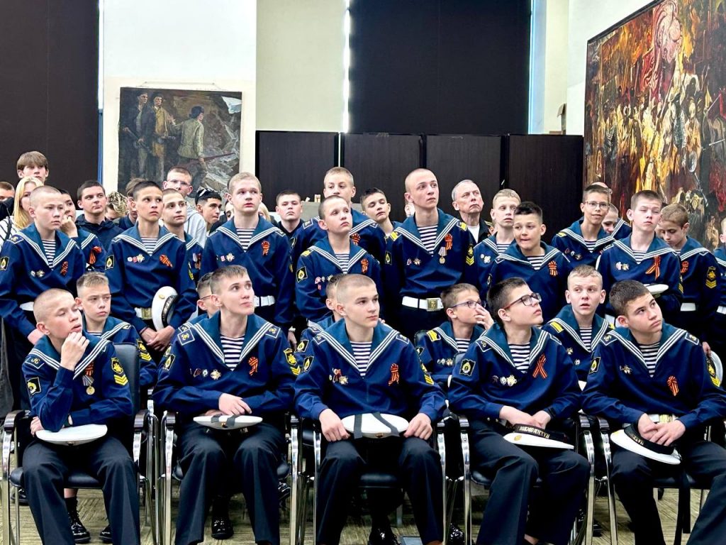 Севастопольский художник Сергей Берлов: Я хотел осветить работу хирургов, которые борются за жизнь бойца