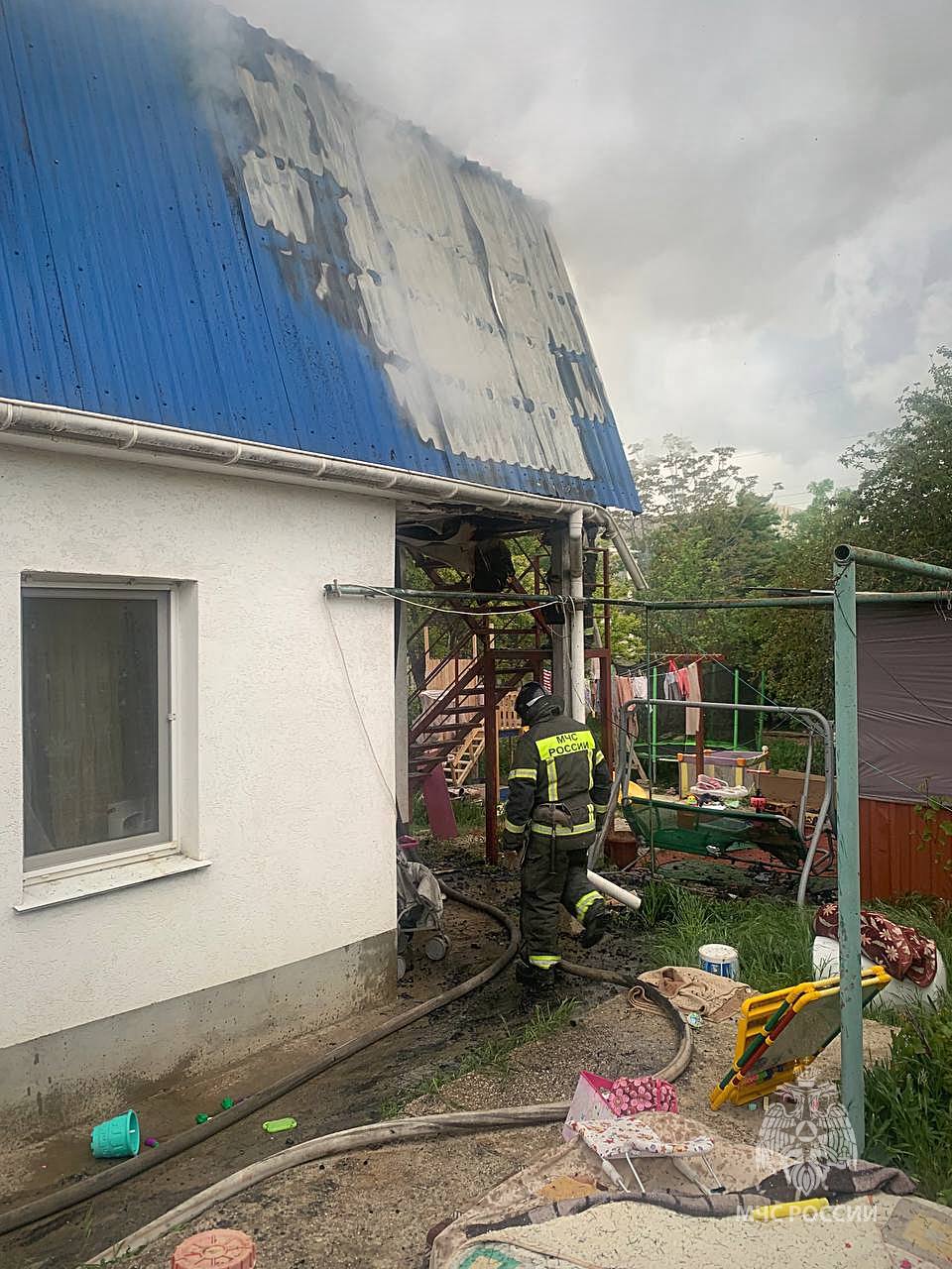 В Севастополе из горящего дома успели спастись двое детей