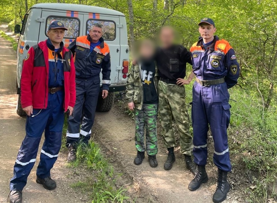 Спасатели всю ночь искали в горах под Симферополем пропавших мужчину и ребенка