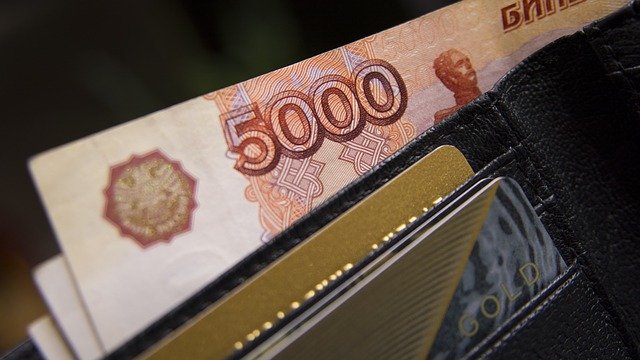 В Севастополе в 2025 году незначительно выросло число фальшивых купюр