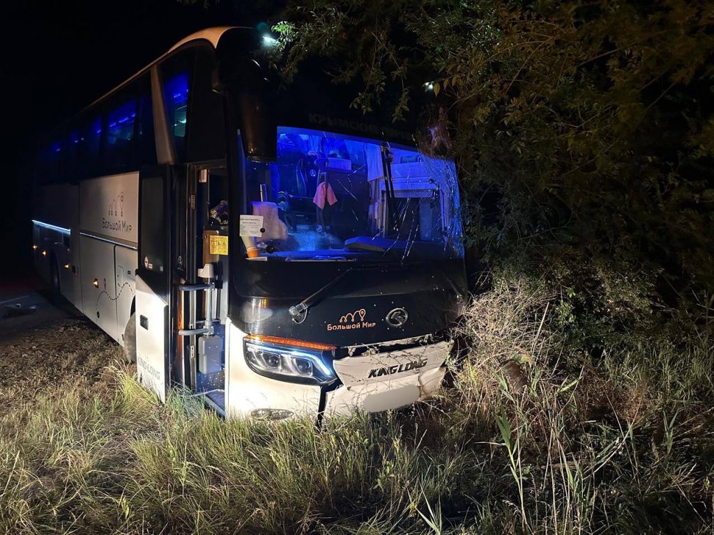 В Крыму водитель иномарки погиб в лобовом столкновении с рейсовым автобусом из Севастополя