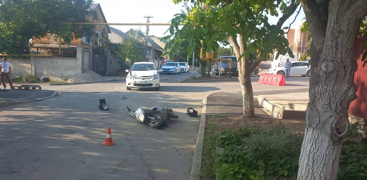В Крыму легковушка сбила подростков на мопеде, дети госпитализированы
