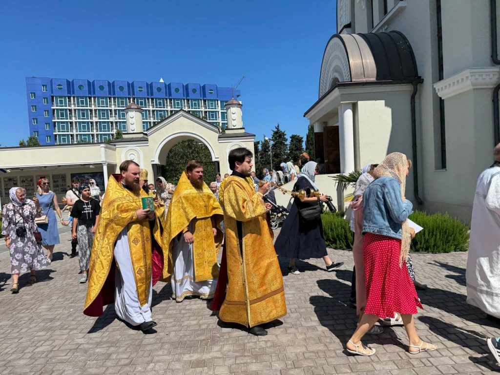 В Севастополе отметили Престольный праздник Всех святых в земле Русской просиявших (ФОТО)