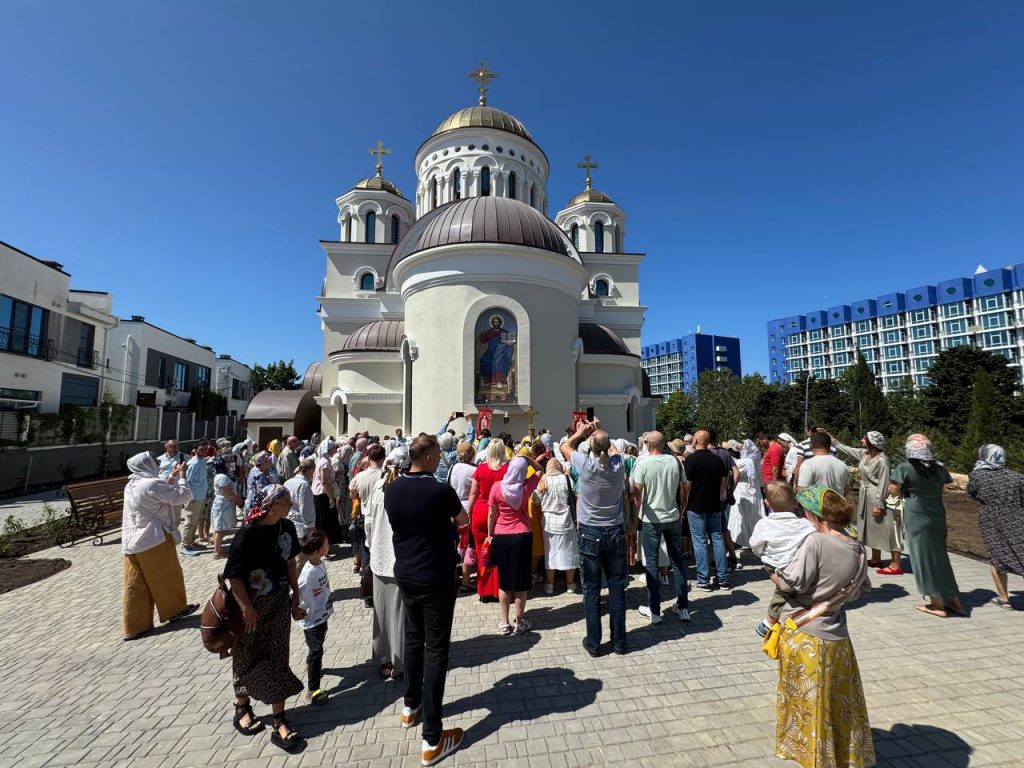 В Севастополе отметили Престольный праздник Всех святых в земле Русской просиявших (ФОТО)