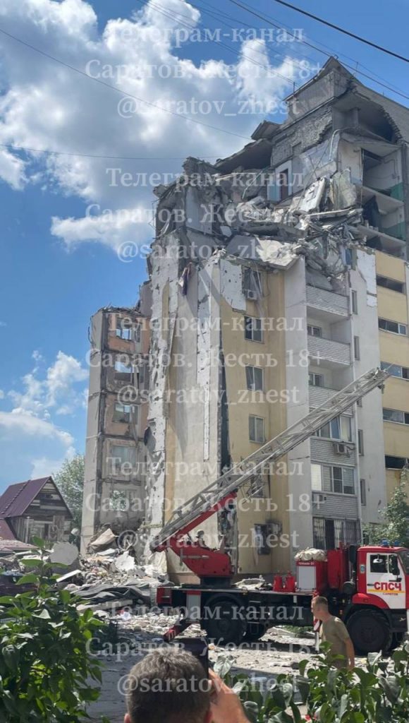 В Саратове в результате взрыва газа обрушился подъезд десятиэтажного дома