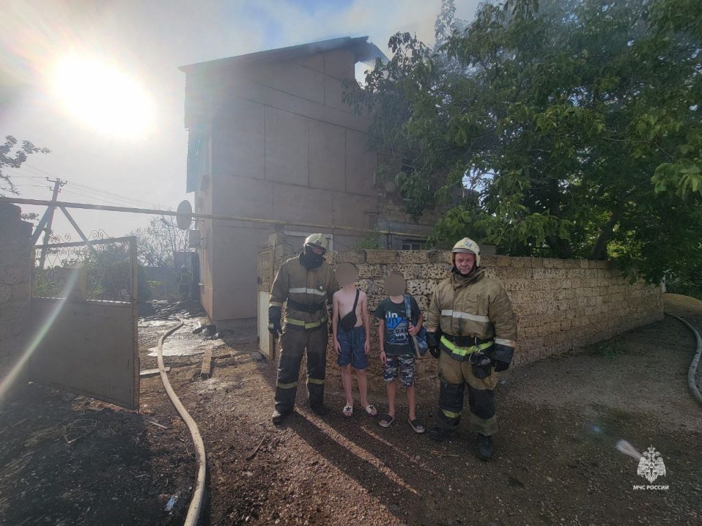 На западе Крыма загорелся частный дом, из огня спасли двоих детей и пенсионерку