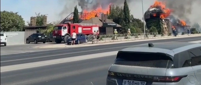 В Севастополе у Камышового шоссе горит ресторан и трава на площади три гектара (фото)