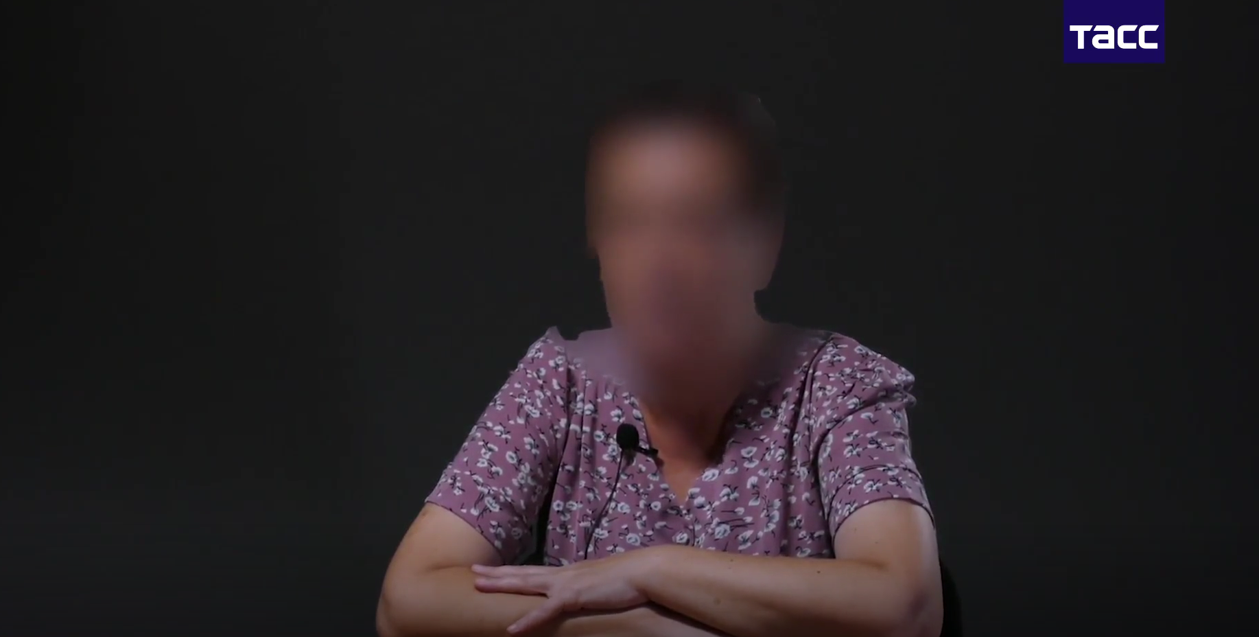«Рядом были сотрудники и дети»: ФСБ показала кадры допроса задержанной при попытке теракта в Крыму