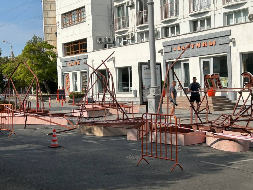 «Украины» больше нет: в Севастополе с гостиницы демонтировали название