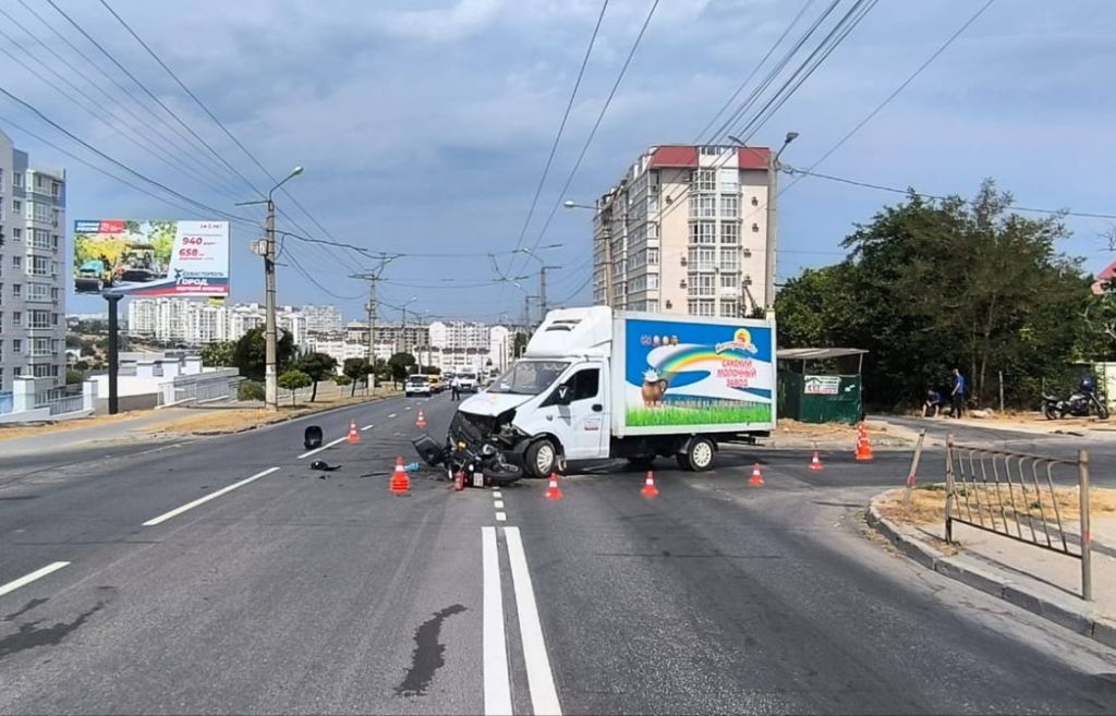 В Севастополе мотоциклистка получила травмы после столкновения с грузовиком