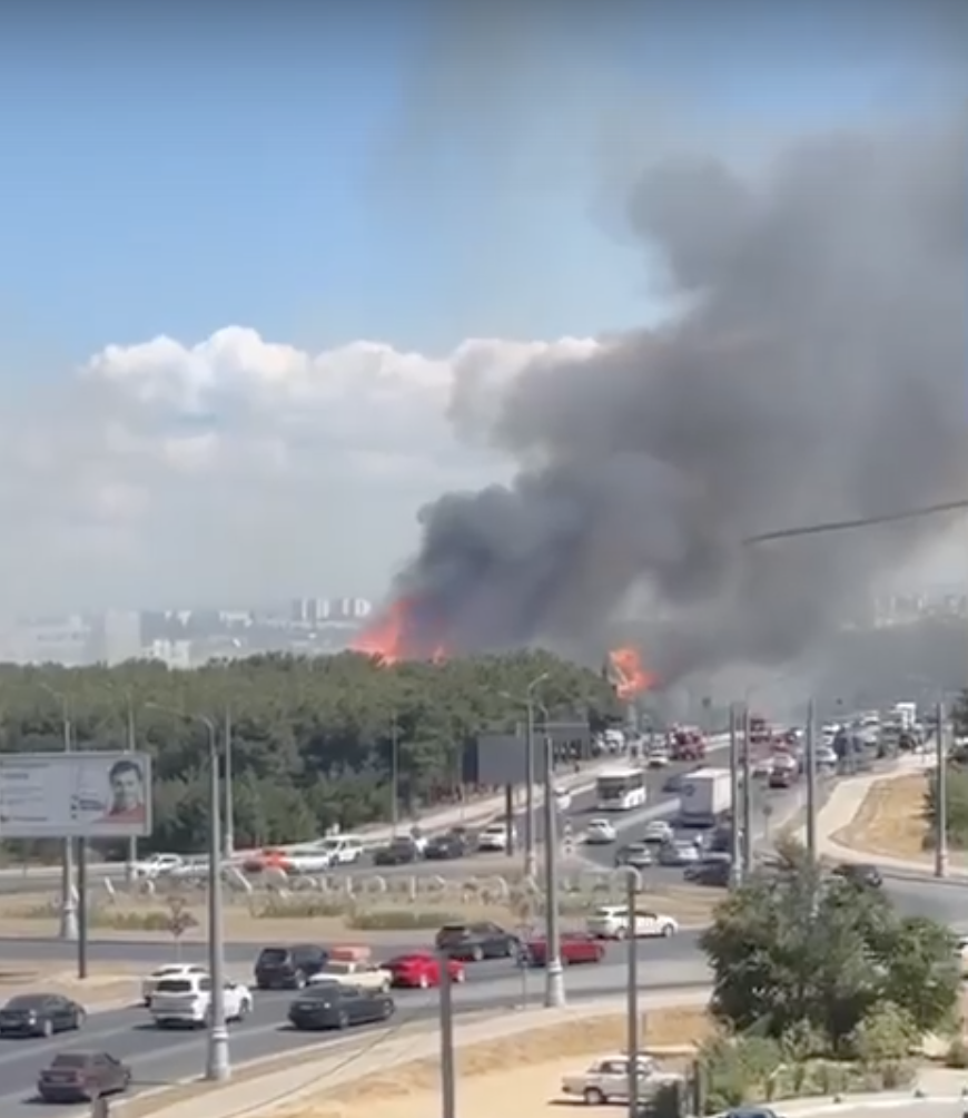 В Севастополе у Камышового шоссе горит ресторан и трава на площади три гектара (фото)