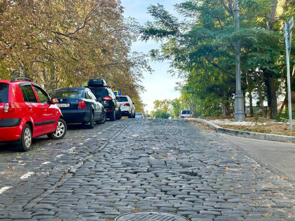 Почему в Севастополе на улице Суворова «ожила» и «бунтует» брусчатка?