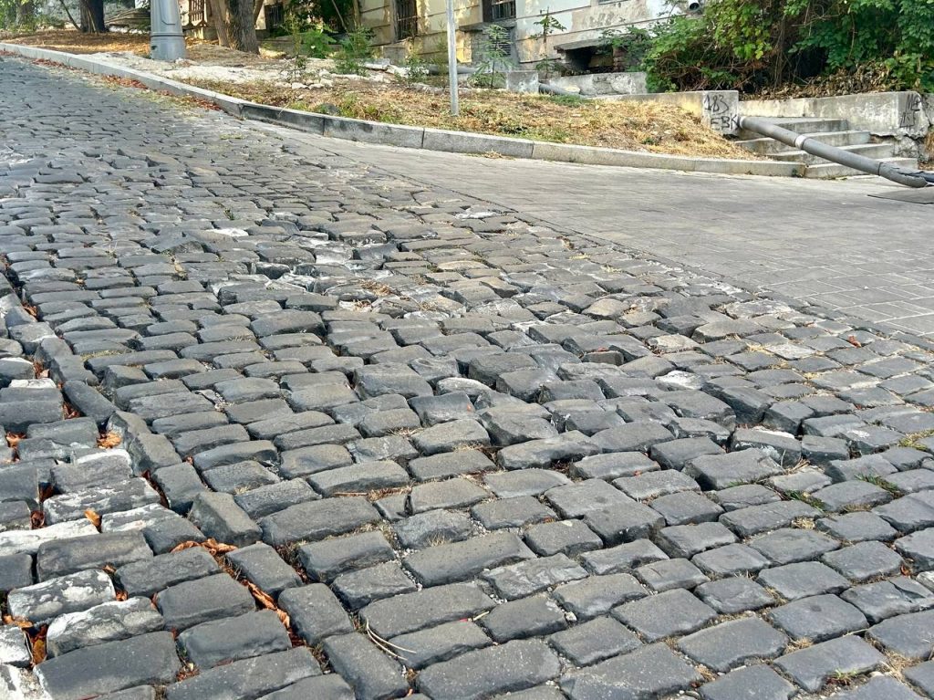 Почему в Севастополе на улице Суворова «ожила» и «бунтует» брусчатка?
