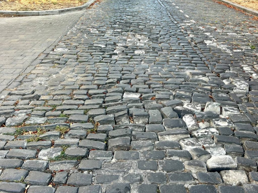 Почему в Севастополе на улице Суворова «ожила» и «бунтует» брусчатка?
