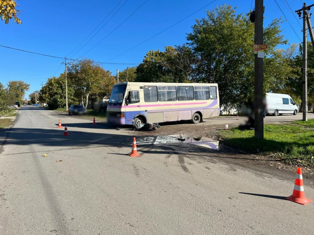 В Крыму молодой водитель мопеда получил множественные травмы после столкновения с автобусом