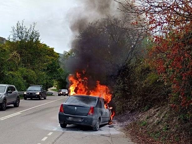Мог взорваться: спасатели потушили горящий автомобиль в Крыму