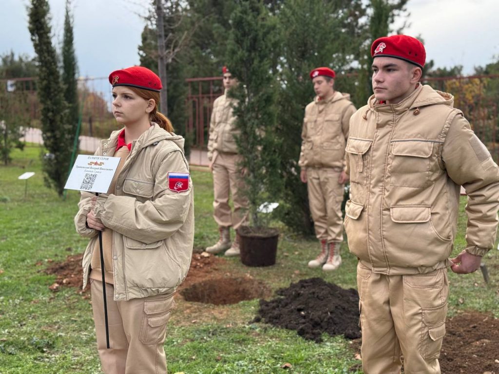 В Севастополе посадили именное дерево в память о погибшем в результате теракта офицере-черноморце