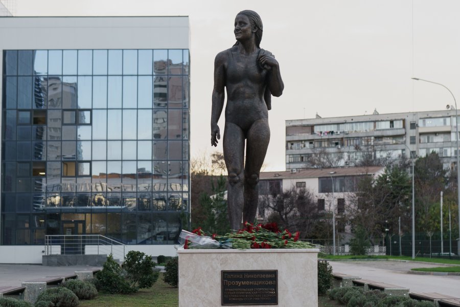 Возле Дворца водных видов спорта в Севастополе открыли памятник Галине Прозуменщиковой