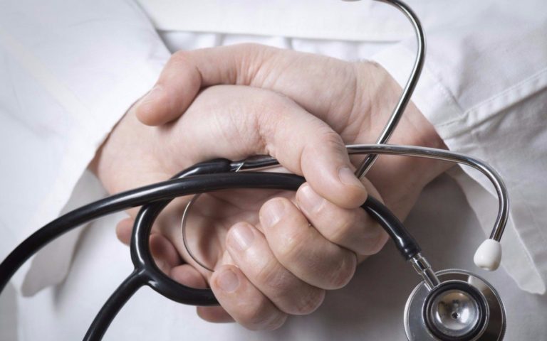 Выпускников медвузов обяжут отработать три года в системе ОМС