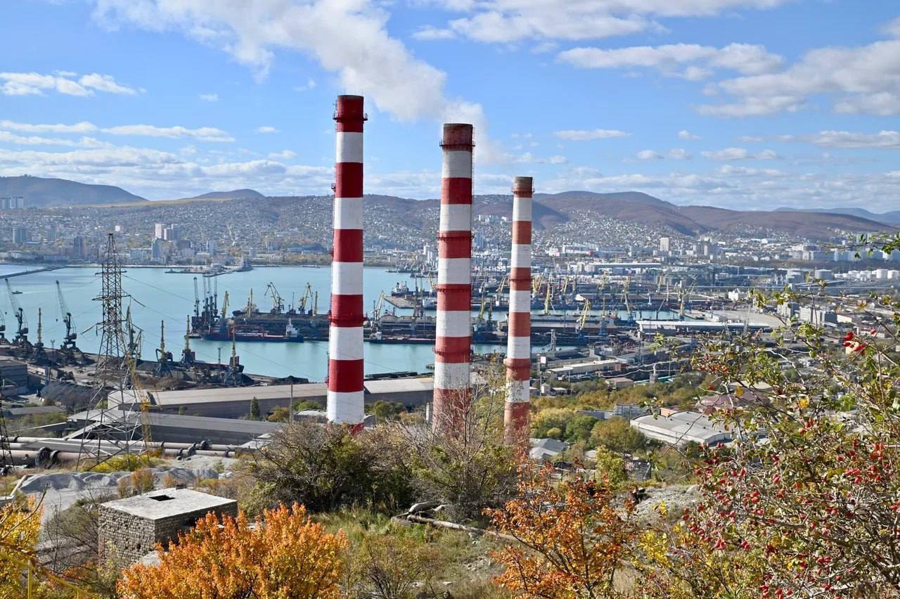 В Новороссийске после атаки ВСУ повреждены жилые дома, гражданское судно и нефтебаза, есть пострадавшие