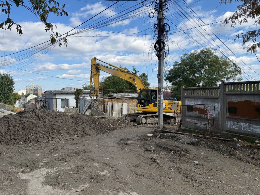 В Симферополе коммунальщики случайно закопали упавшего в траншею мужчину, он погиб