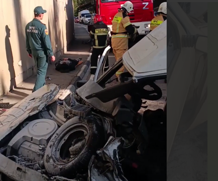 Сотрудник МЧС по пути на службу помог пострадавшим в ДТП на трассе Ялта — Севастополь