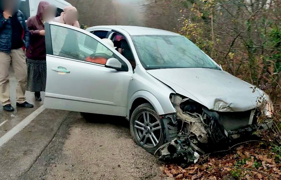 Под Судаком иномарка с женщиной за рулем вылетела с проезжей части и врезалась в дерево