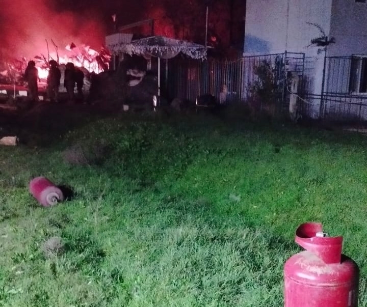 Под Феодосией сотрудники МЧС не допустили взрыва газа во время пожара и спасли здания