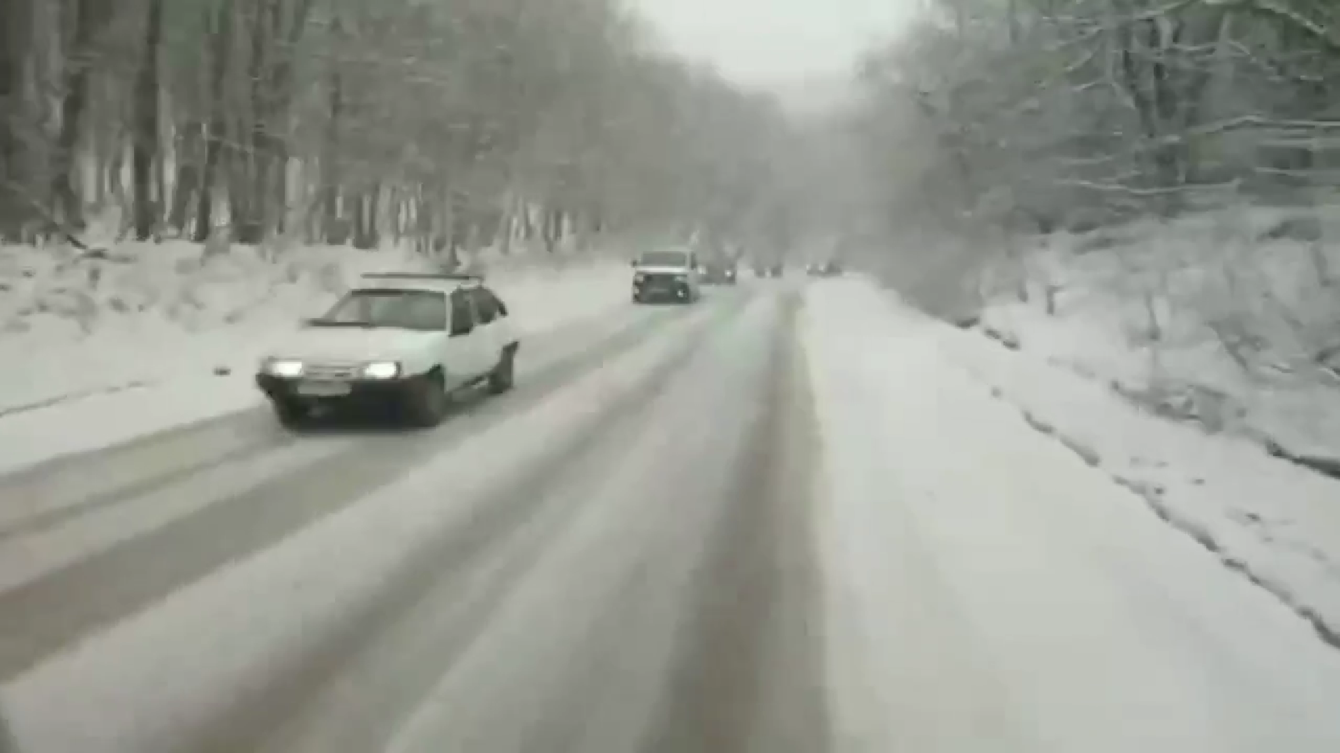 Дорожные службы Крыма готовятся к снегопаду: обстановка на дорогах