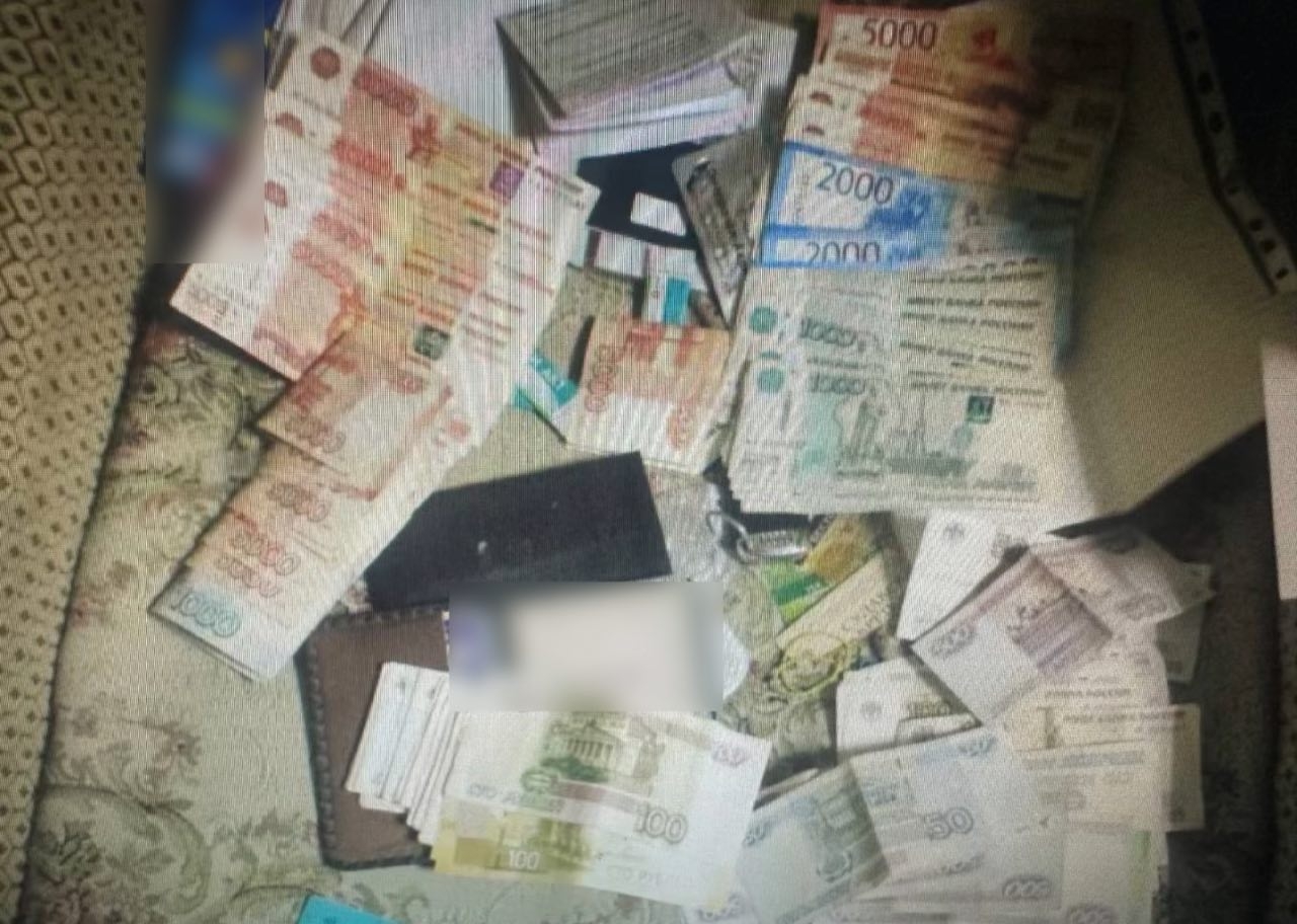 В Алуште задержаны двое курьеров мошенников с крупной суммой денег