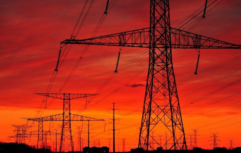 В Крыму из-за снега обесточен 21 населенный пункт