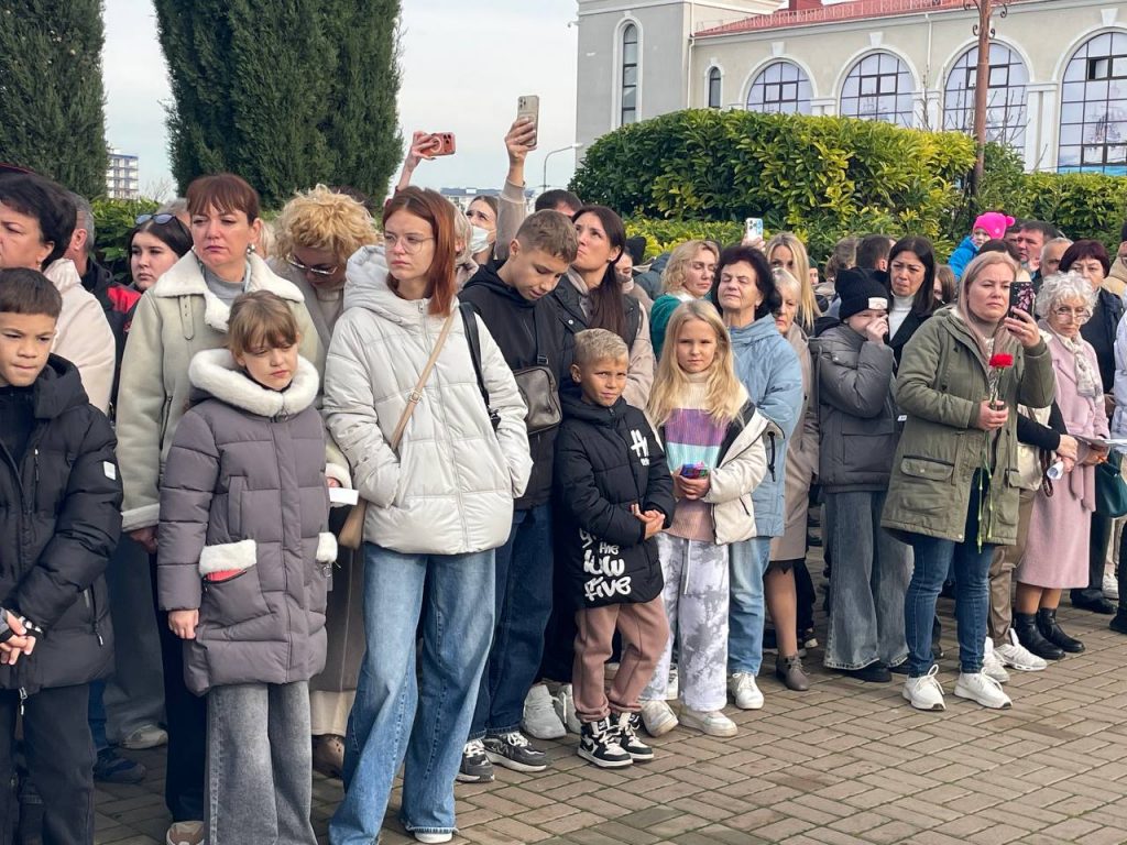 Севастопольцы высадили саженцы в сквере «Героев специальной военной операции»